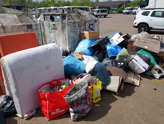 Illegale Müllablagerung an Containerstandort 