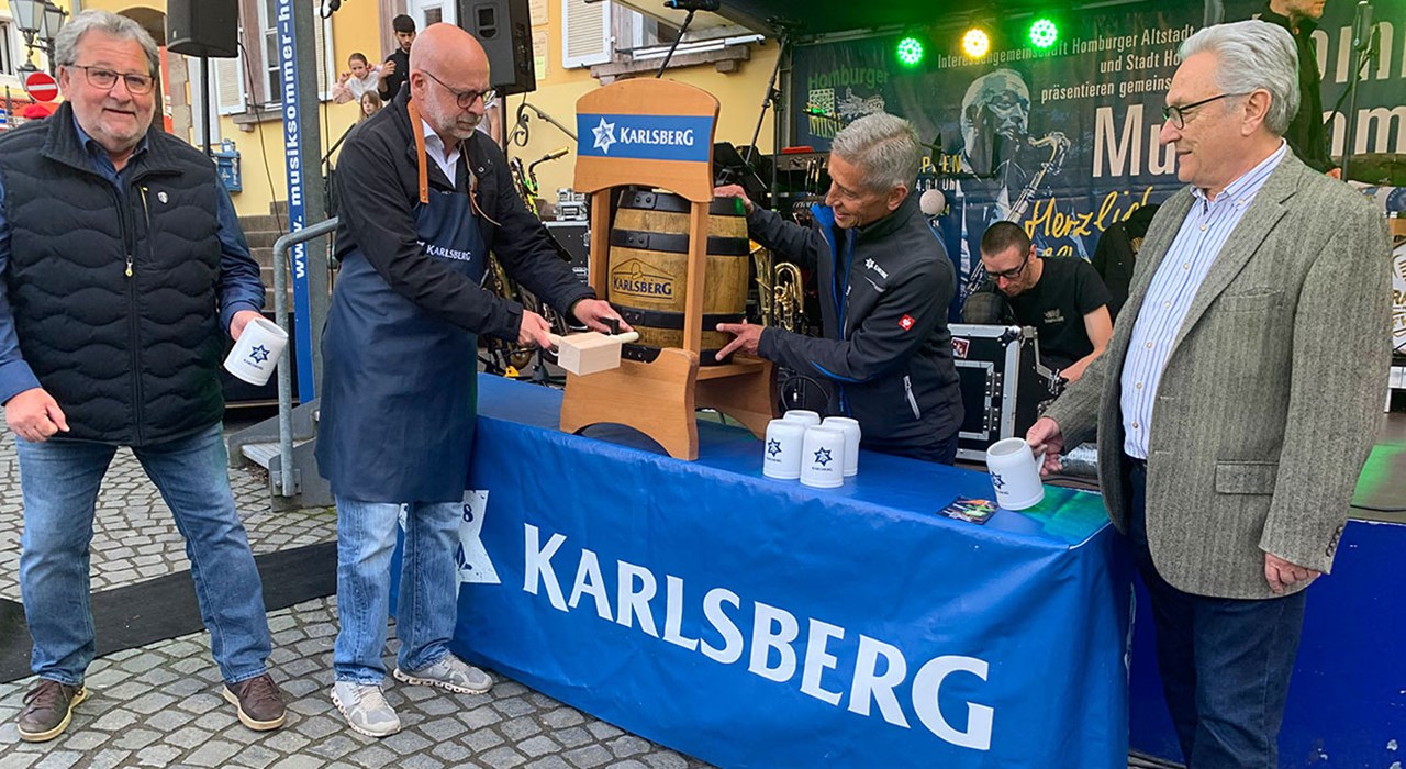 Mit Einem Schlag Gab Bürgermeister Michael Forster Den Startschuss Für Drei Tage Maifest In Der Homburger Innenstadt