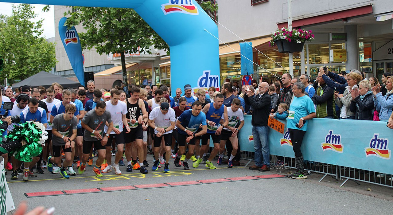 24 06 11 Bürgermeister Michael Forster gab den Startschuss zum Firmenlauf mit mehr als 5.000 Läuferinnen und Läufern in Homburg