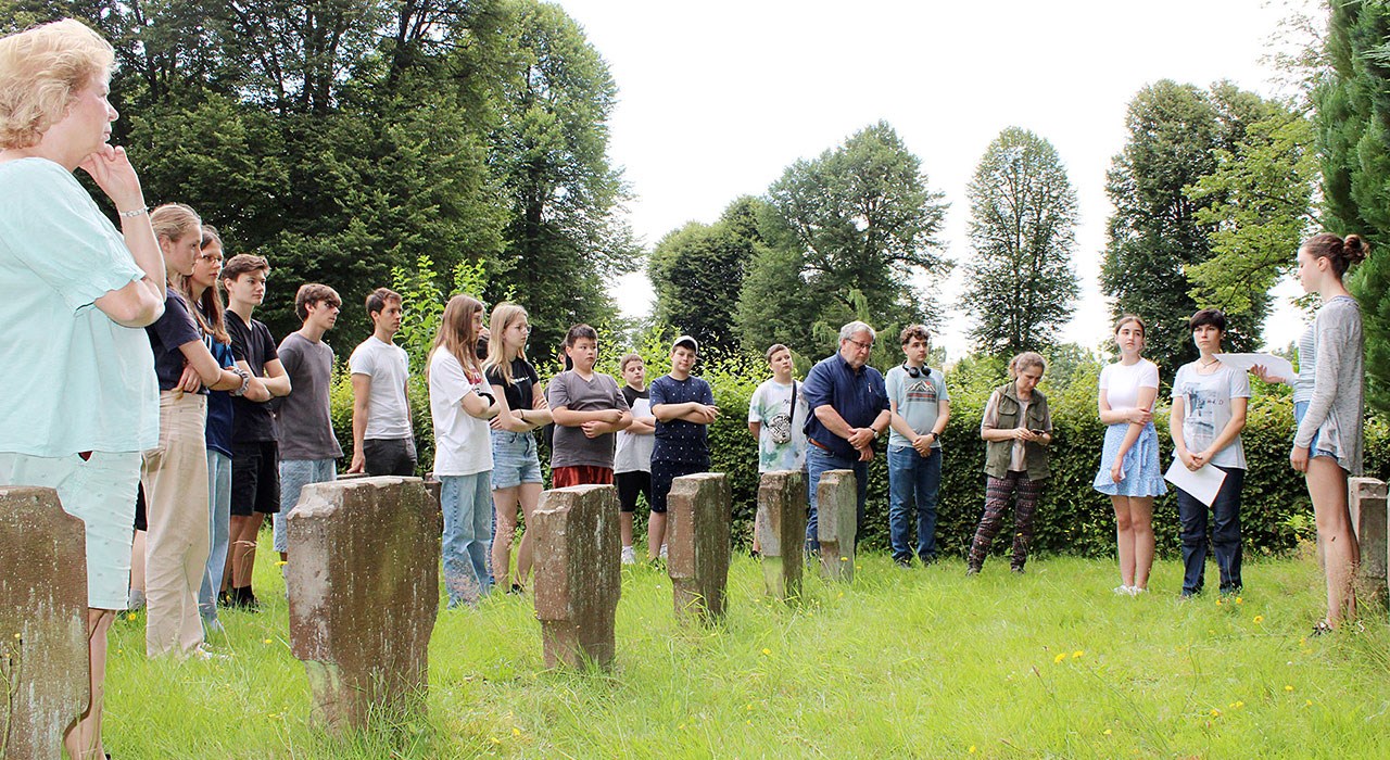 24 07 12 Projektwoche Mit Arbeitseinsatz Auf Dem Friedhof Beigeordneter Manfred Rippel Lobt Schülerinnen Und Schüler