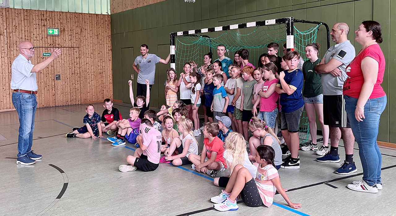 24 07 31 Ein Eis vom Bürgermeister - Bei heißen Temperaturen kam eine Erfrischung vom Verwaltungschef bei der Kinderferienfreizeit genau richtig