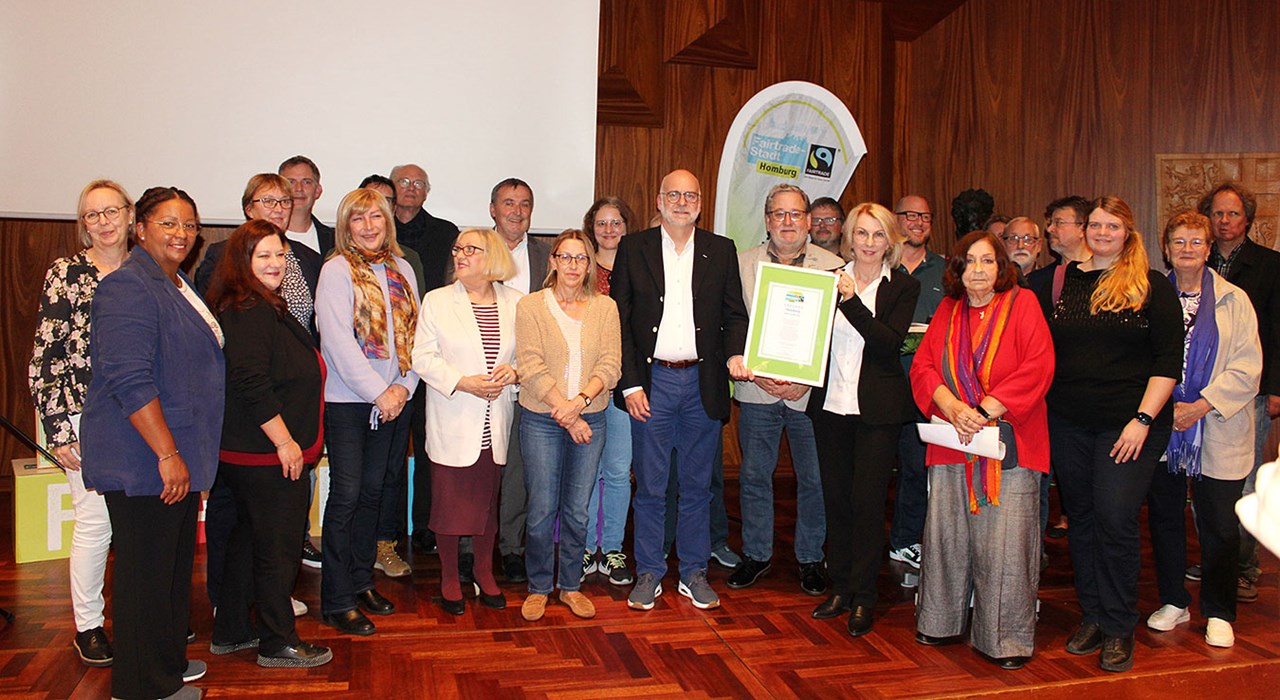 24 10 29 OB Michael Forster Nahm Fairtrade Zertifikat Entgegen Zehn Jahre „Fairtrade Stadt“ Und Weitere Anerkennung Gefeiert