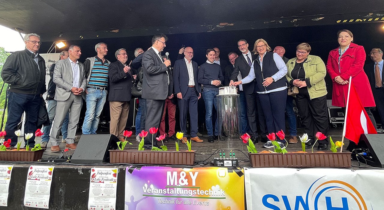 24 05 07 Tulpenfest Feierte Jubiläum Im Stadtpark Bürgermeister Michael Forster Konnte Viele Gäste Begrüßen