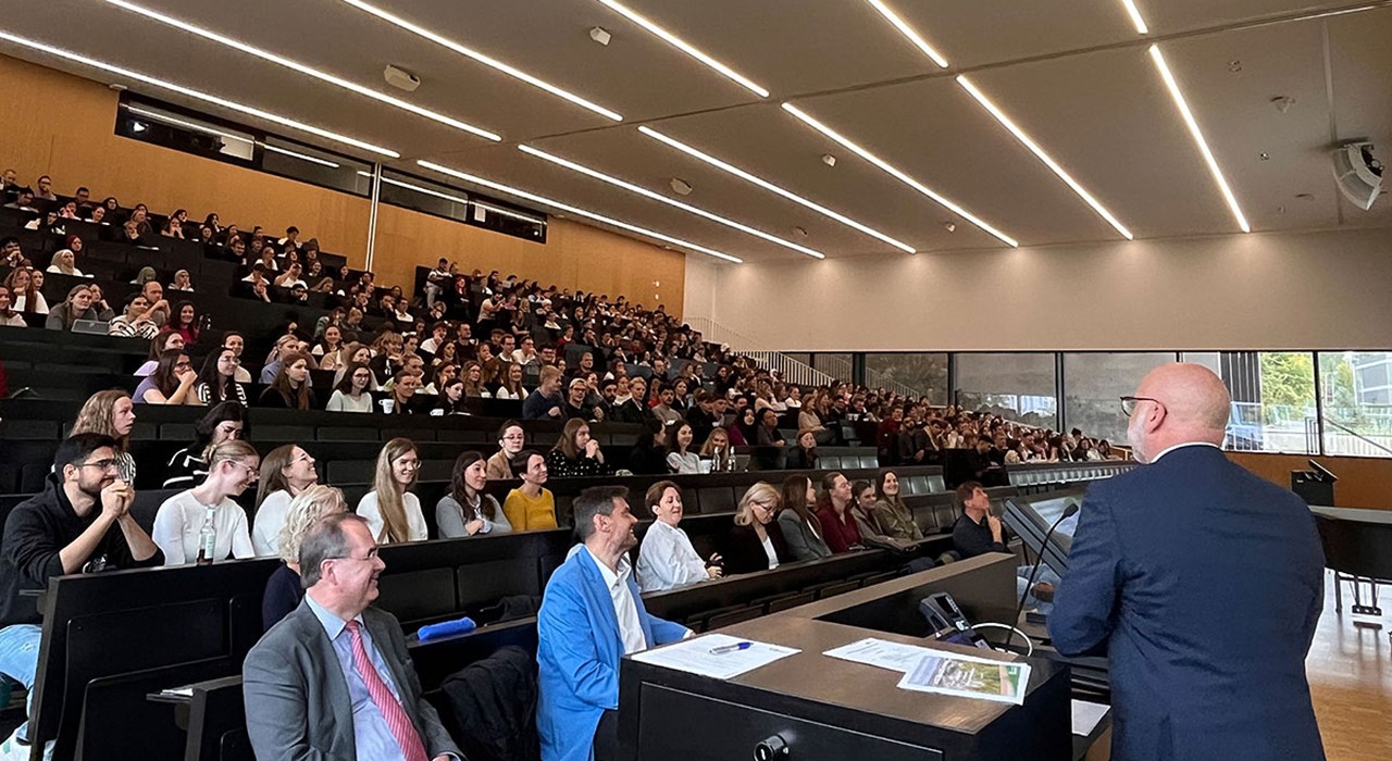 24 10 11 Oberbürgermeister Michael Forster weckt bei den neuen Erstsemestern Begeisterung für Homburg