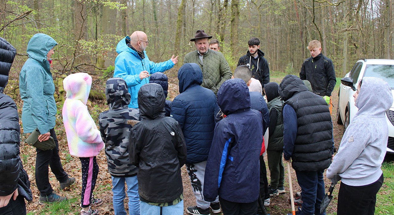 24 04 15 Bürgermeister Michael Forster Lobte Grundschule Bruchhof Für Ihren Einsatz