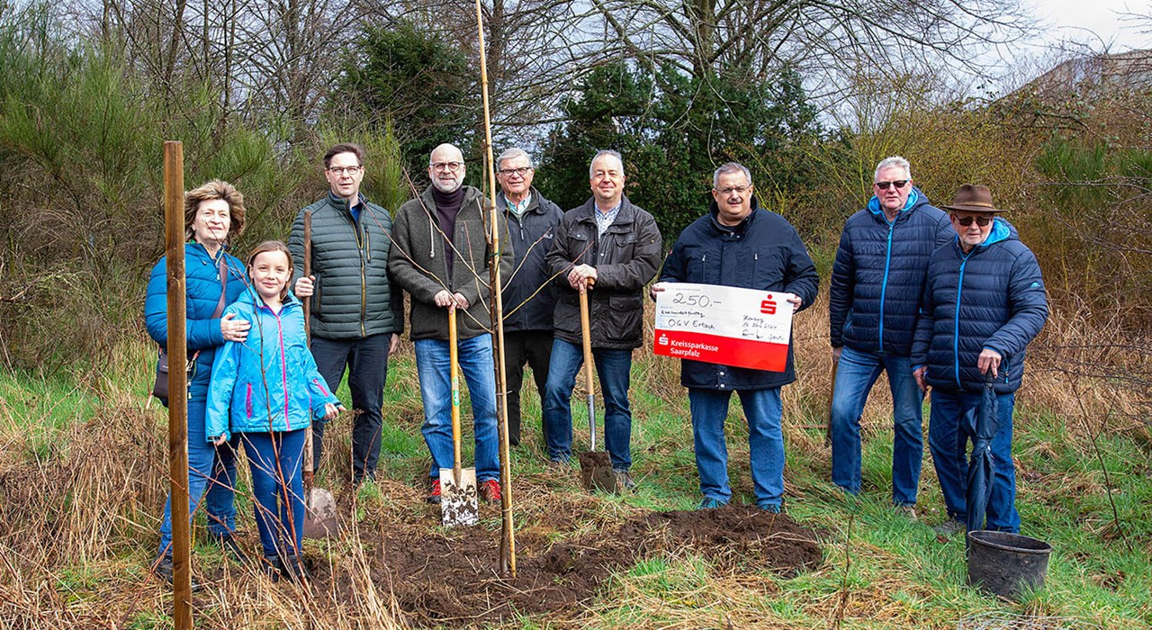 24 03 18 Bürgermeister Michael Forster Weiht Neue Streuobstwiese In Erbach Ein
