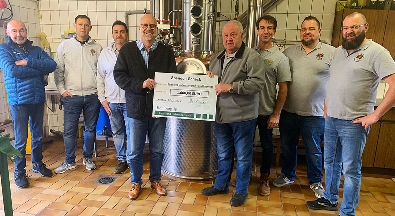 24 03 18 Bürgermeister Michael Forster hatte beim Besuch des „Brennhäuschens“ Scheck über 1000 Euro für OGV Einöd/Ingweiler dabei