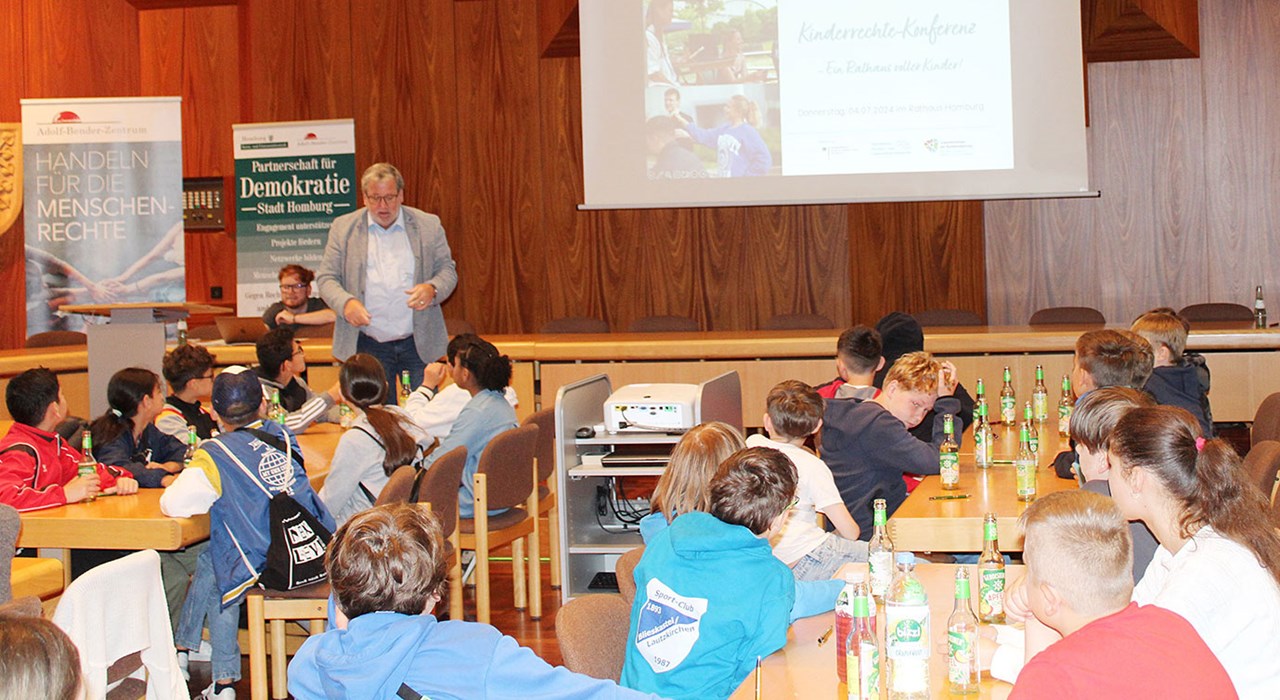 24 07 10 Mehr als 80 Schülerinnen und Schüler trafen sich im Rathaus