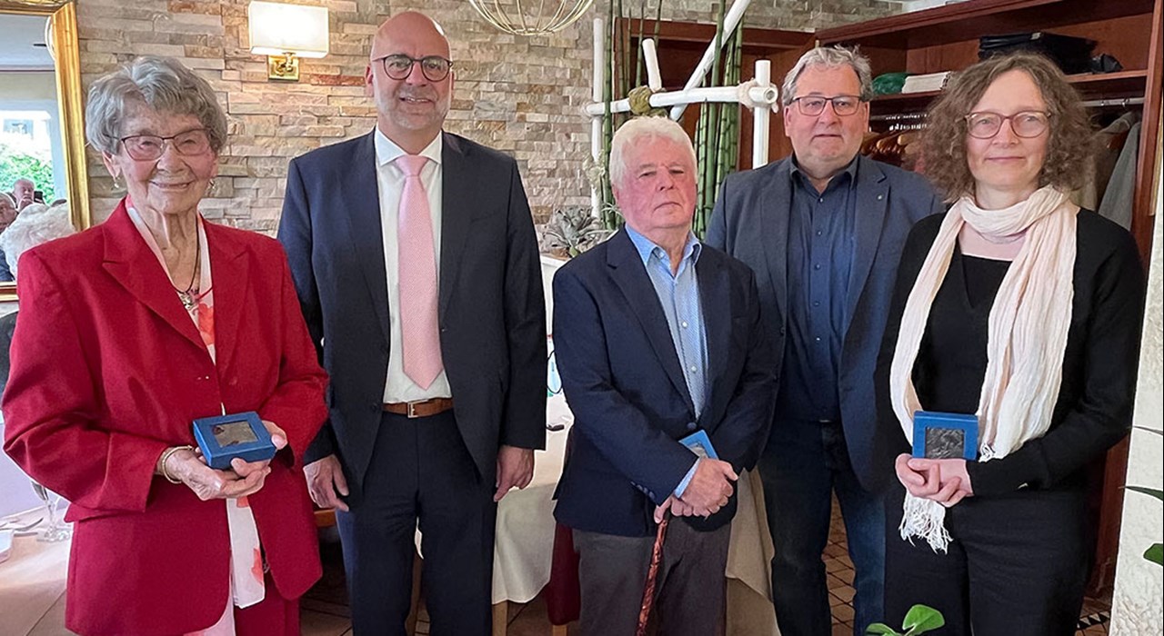 24 05 29 Vom Erfahrungs- und Wissensschatz profitieren - Bürgermeister Michael Forster Und Der Beigeordnete Manfred Rippel Trafen Sich Mit Bürgermedaillenträgerinnen Und Trägern Der Stadt Homburg Zum Austausch