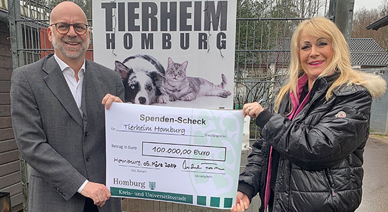 Bürgermeister Michael Forster überreichte Tierheim einen Scheck über 100.000 Euro, mit denen die Stadt Homburg Neubau des geplanten Hundehauses fördert