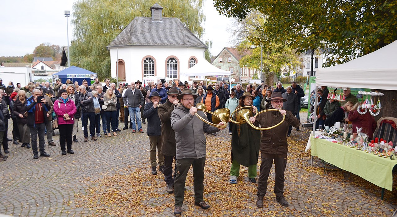 24 11 04 Minister Reinhold Jost und OB Michael Forster eröffneten den 13. Hubertusmarkt in Jägersburg - Umfangreiches Angebot in der Gustavsburg war sehr gut besucht