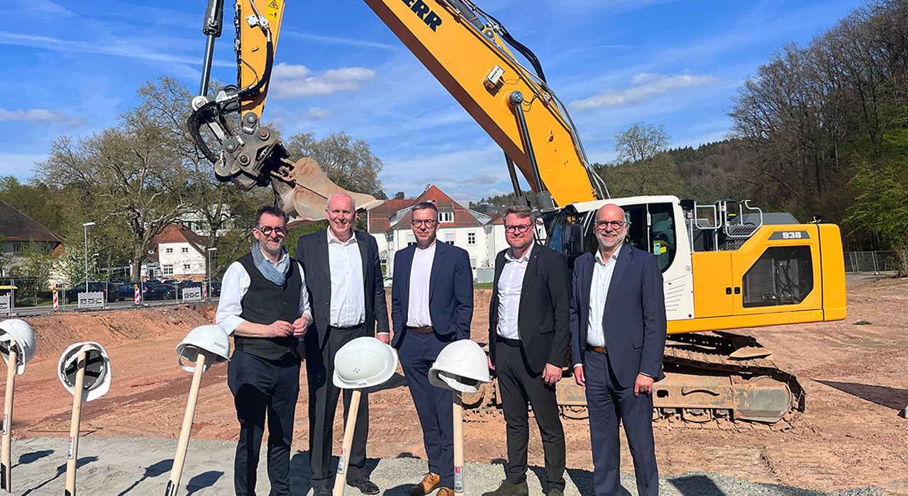 24 04 16 Bürgermeister Michael Forster freut sich über weiteren Neubau am UKS
