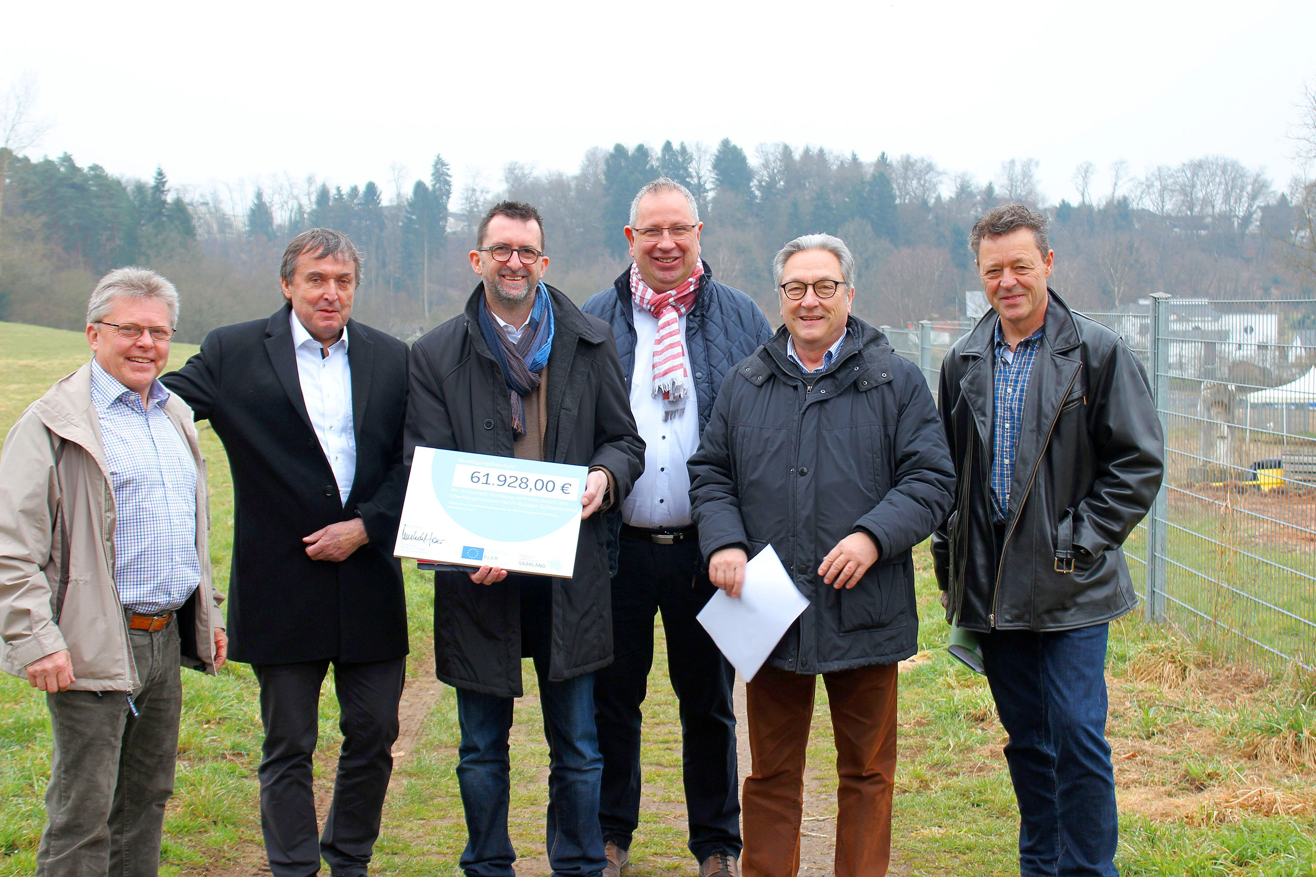 Umweltminister Reinhold Jost (3.v.l.) übergab einen Zuwendungsbescheid für die Ortsteilverbindung zwischen Schwarzenacker und Einöd an den Beigeordneten Ulrich Fremgen, Landrat Dr. Theophil Gallo, Oberbürgermeister Rüdiger Schneidewind, Beigeordneten Raimund Konrad und Abteilungsleiter Dr. Dieter Dorda (v. l. n. r.).