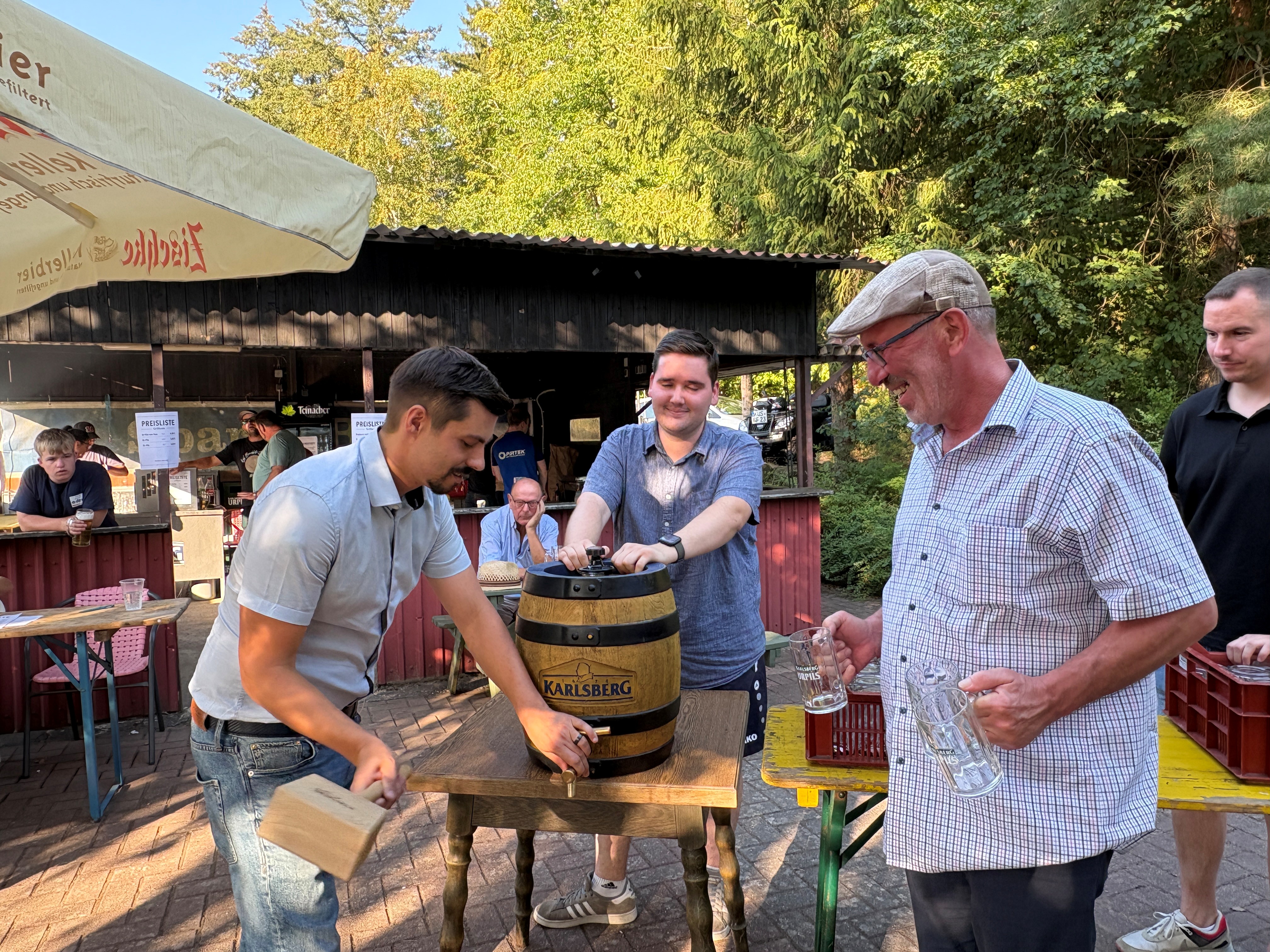 Beigeordneter Philipp Scheidweiler eröffnete Kirmes in Bruchhof-Sanddorf mit Fassbieranstich auf dem Sportplatz