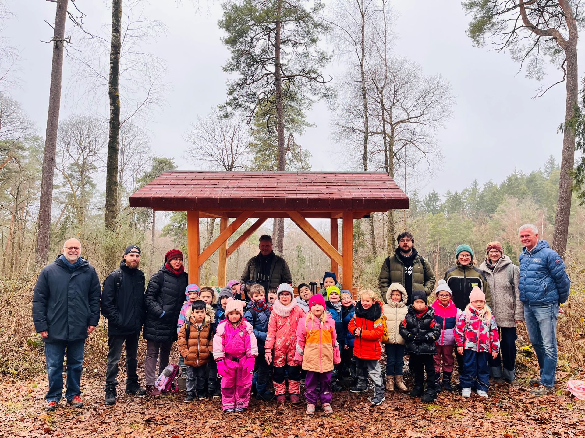 Schutzhütte lädt zum Verweilen ein: Oberbürgermeister Michael Forster weihte neuen Rastplatz im Homburger Stadtwald ein
