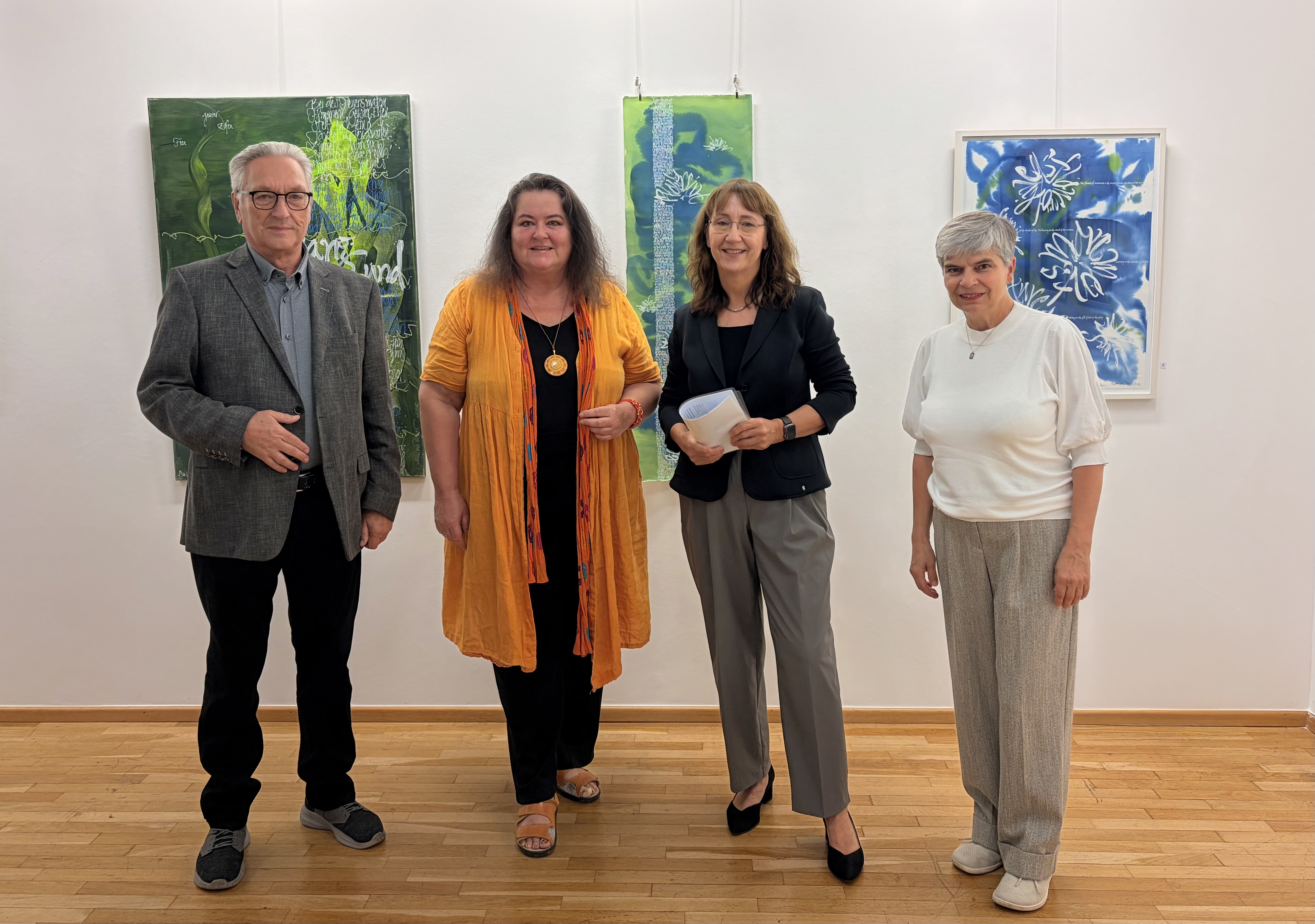 Ausstellung „Federleicht – Wenn Gedanken Flügel tragen“ im Homburger Saalbau eröffnet