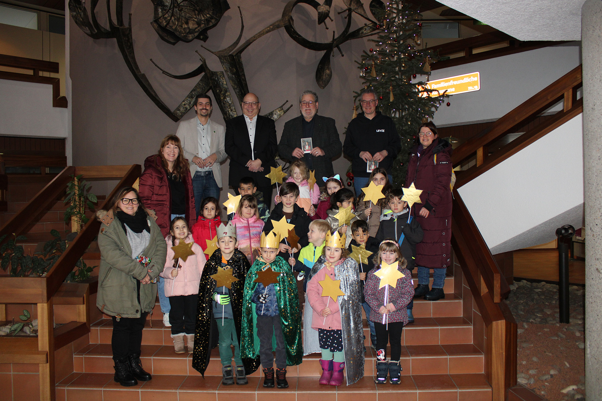 Sternsinger überbringen Segenswünsche und sorgen für Freude im Homburger Rathaus