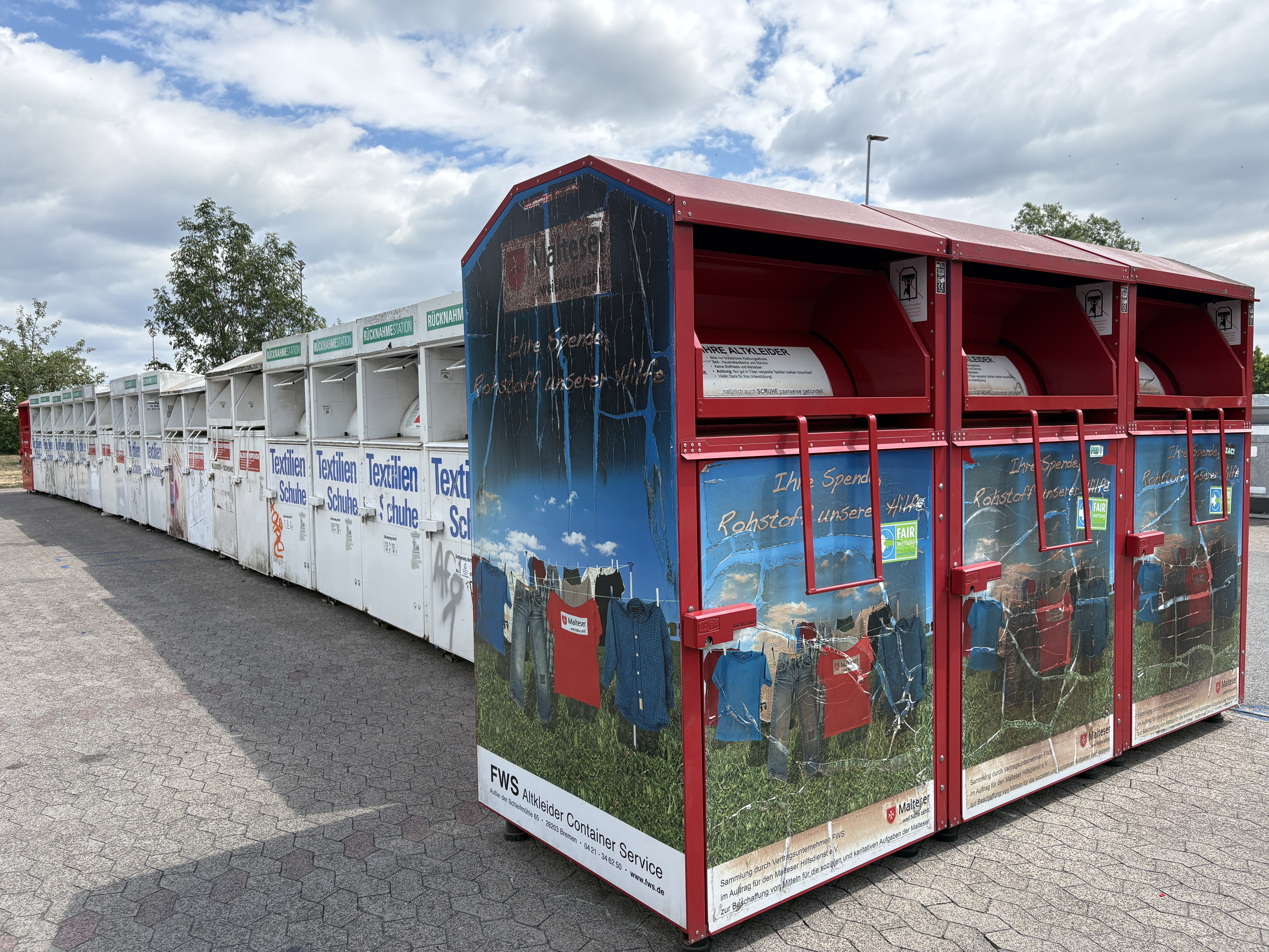 Altkleidercontainer werden an zentralem Standort gebündelt