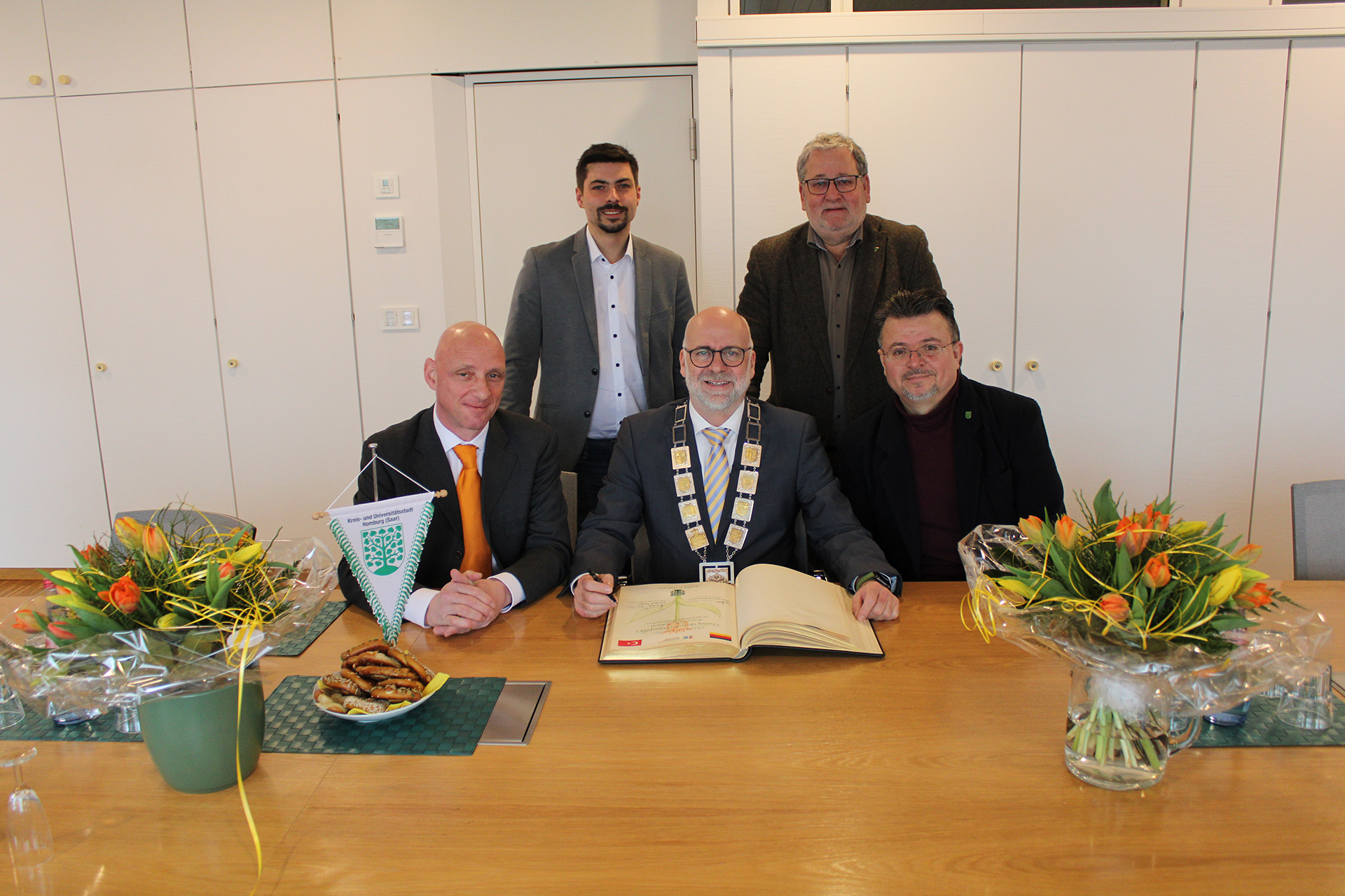 Nurettin Tan und Klaus Friedrich tragen sich in das Goldene Buch der Stadt Homburg ein
