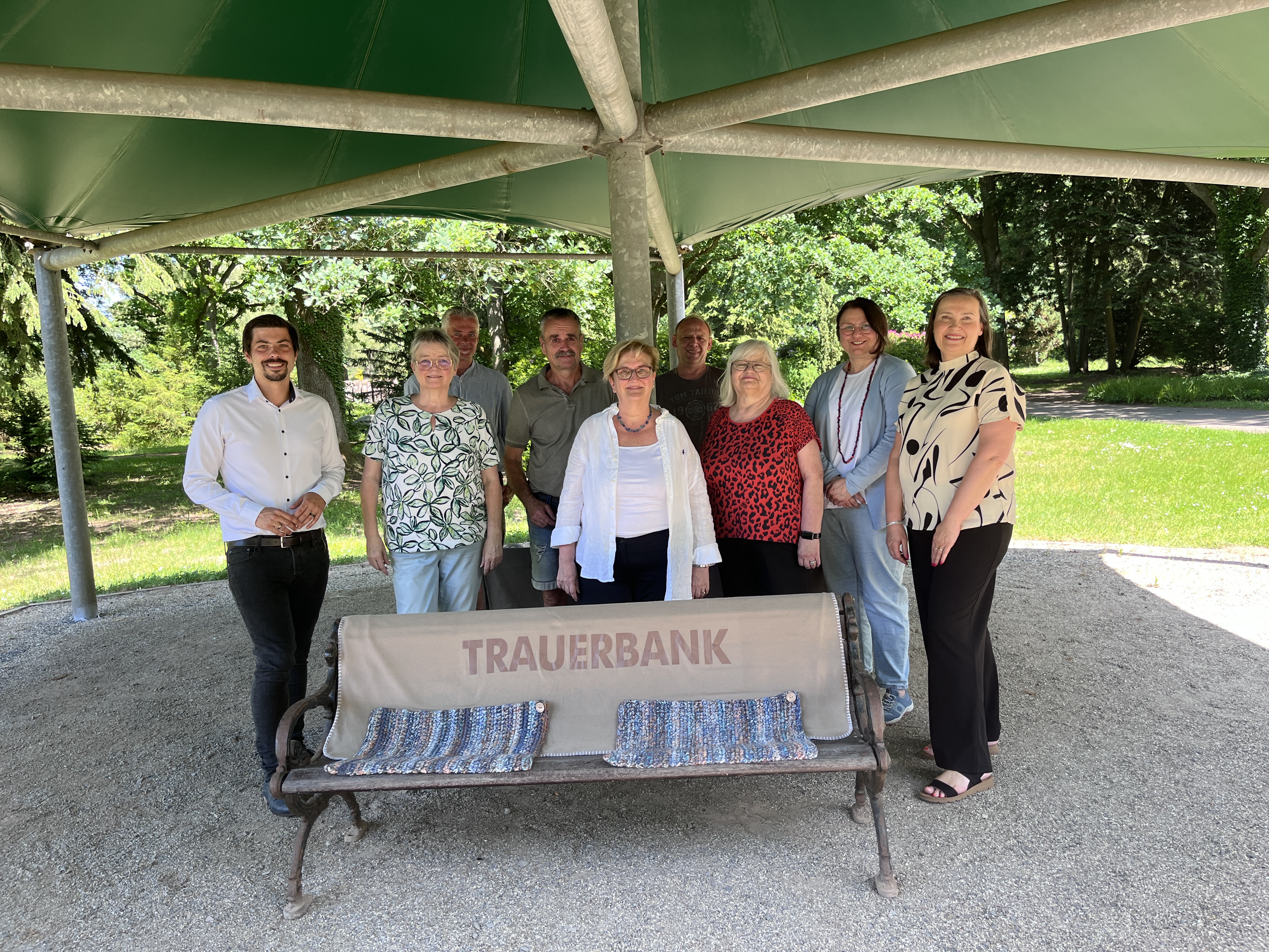 Neuer Ort für Begegnung und Trauer auf dem Hauptfriedhof: „Trauerbank“ als niedrigschwelliges Angebot