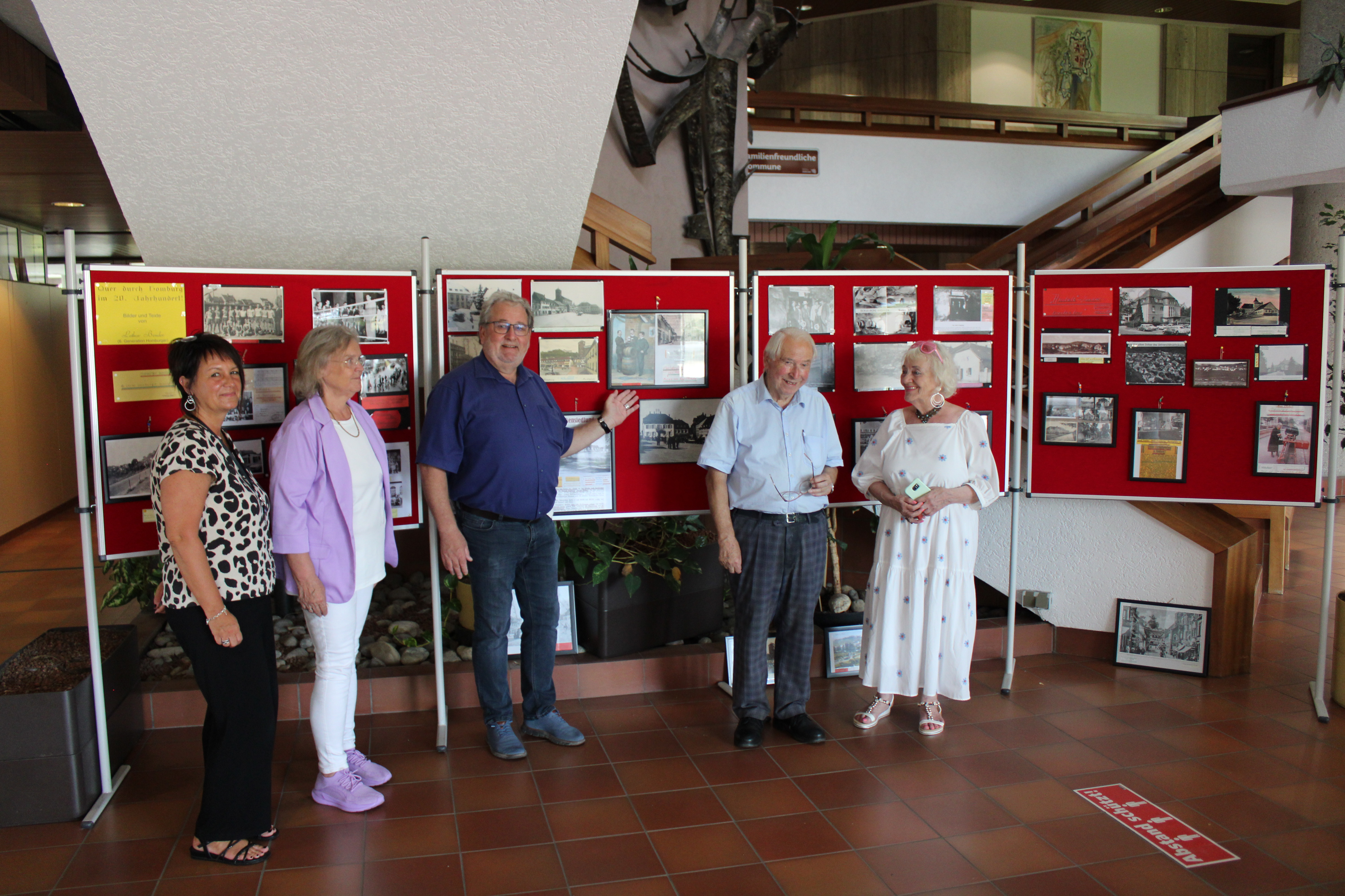 Lothar Bender zeigt alte Bilder im Foyer des Rathauses: Bürgermeister Manfred Rippel eröffnete Fotoausstellung