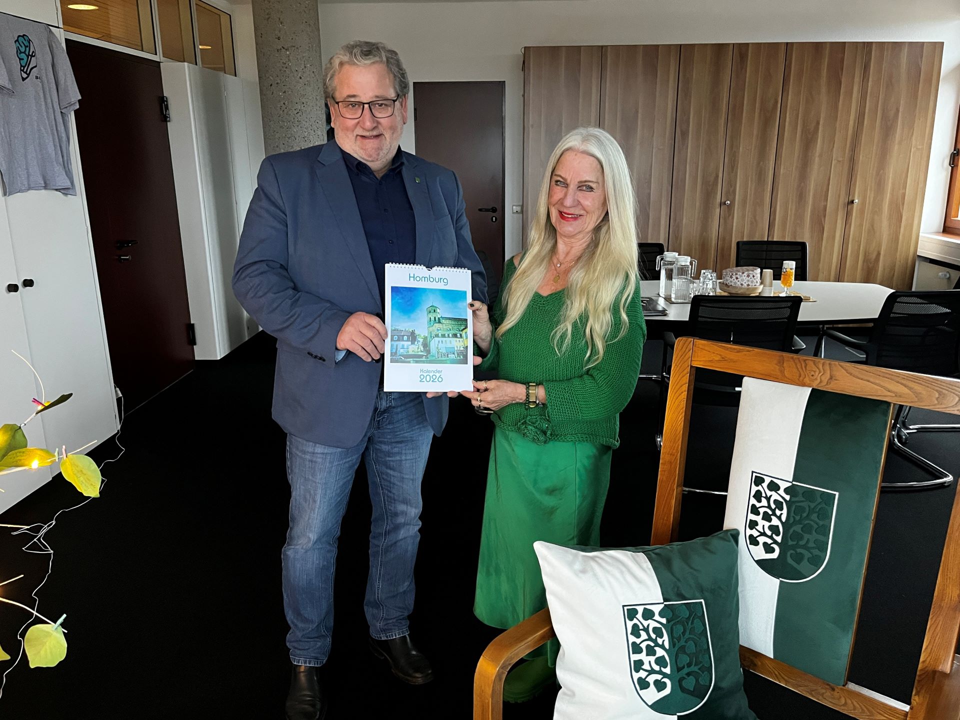Homburg im künstlerischen Jahreslauf: Inge Faralisch-Schäfer überreichte ihren neuen Kalender an  Bürgermeister Manfred Rippel