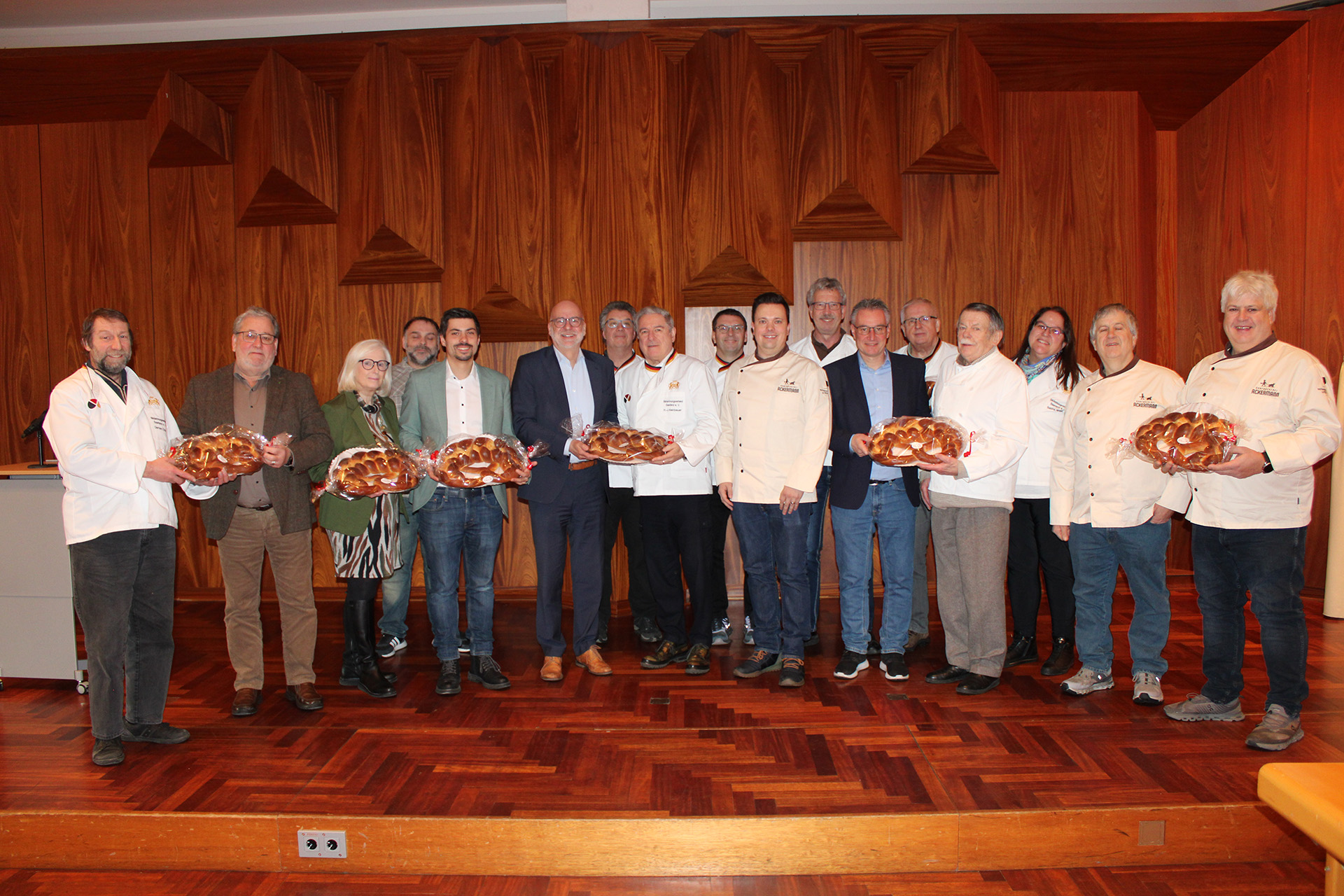 Bäcker überbringen Neujahrsbrezel an die Verwaltungschefs von Stadt und Kreis