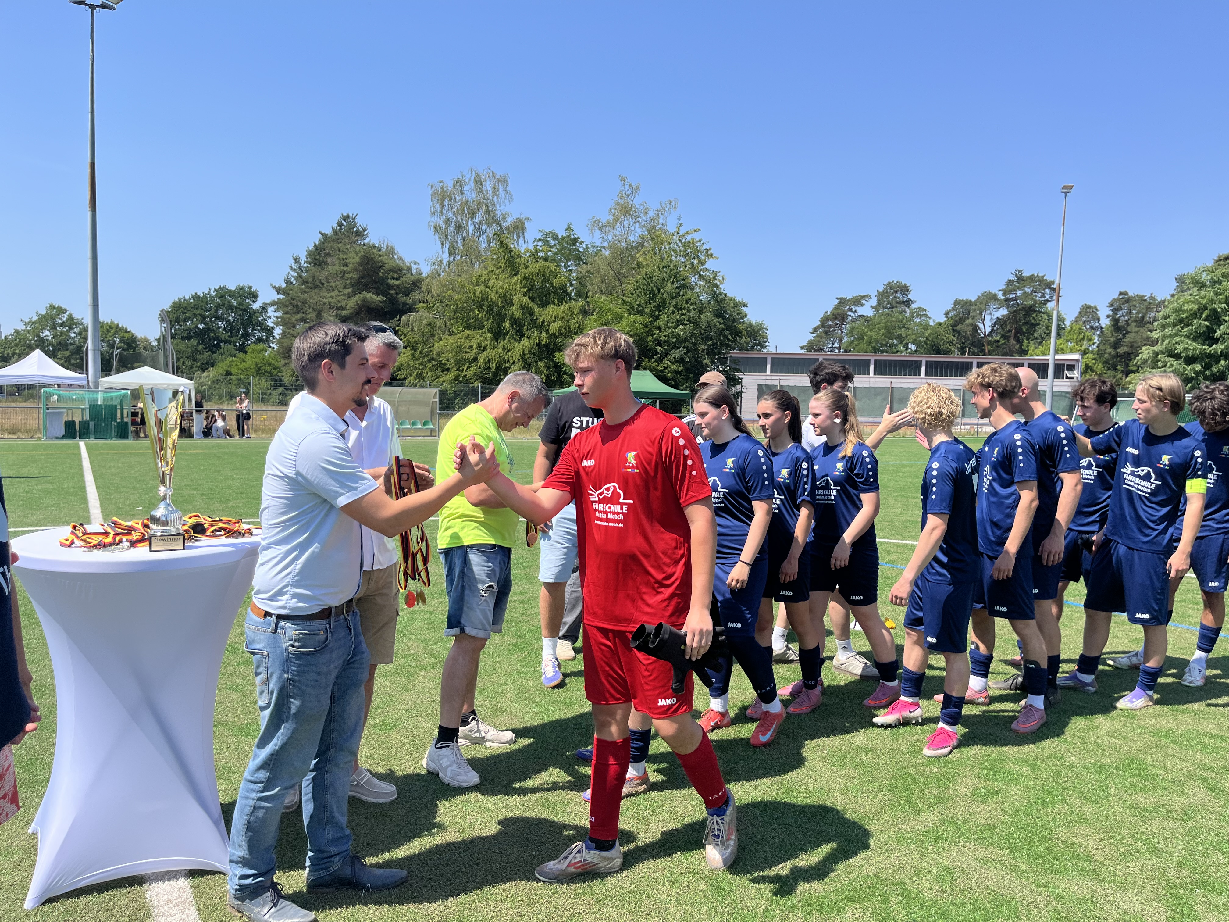 Homburger Schulfußballturnier 2026 begeistert mit Fairplay und Teamgeist: Beigeordneter Philipp Scheidweiler würdigt Engagement der Schülerinnen und Schüler