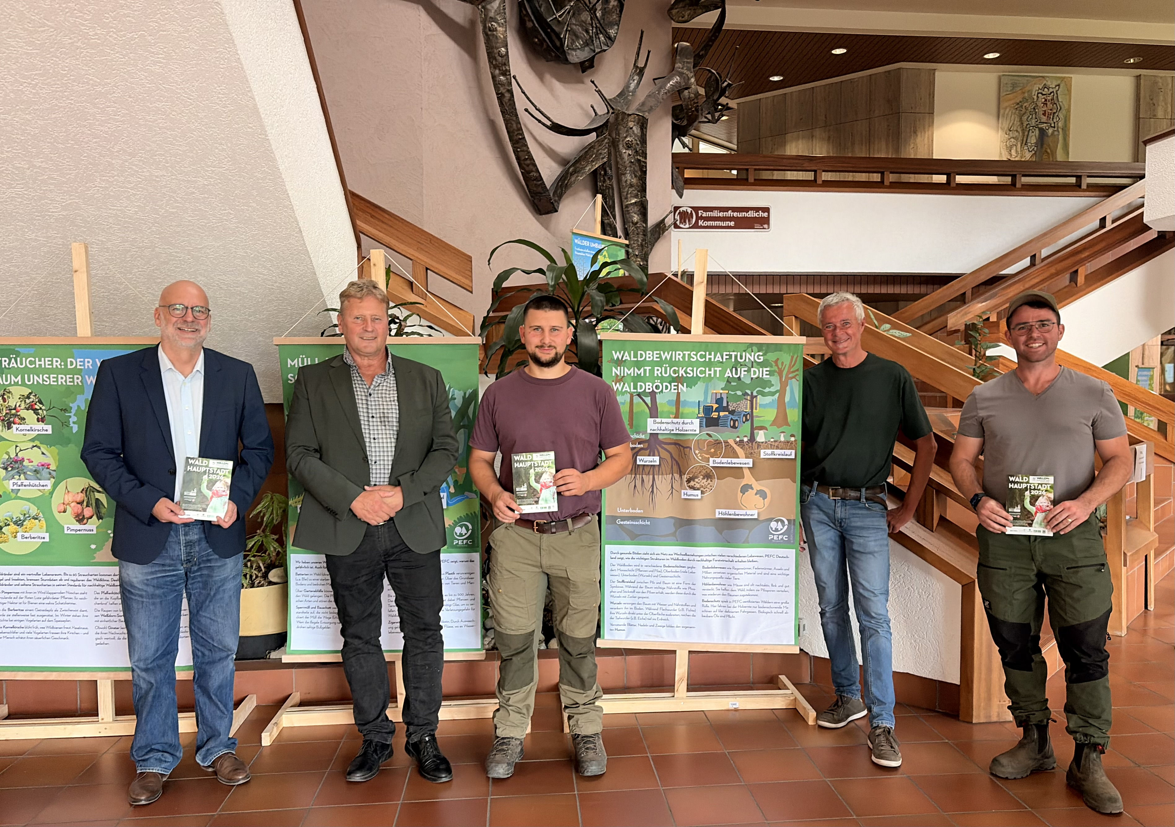 „Der nachhaltig bewirtschaftete Wald“: Wanderausstellung im Homburger Rathaus eröffnet