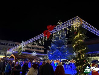 Weihnachtsdorf mit Eisbahn