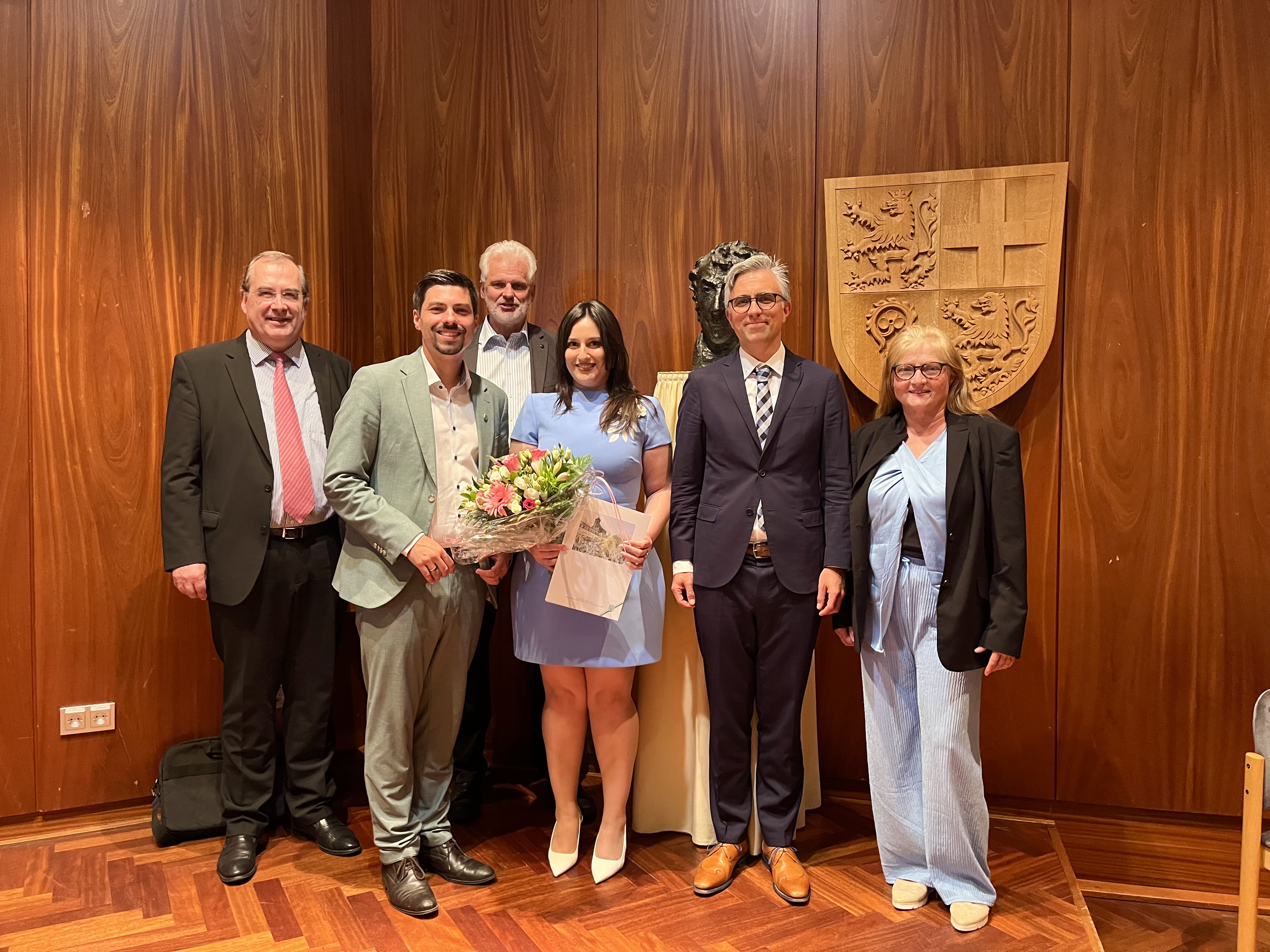 Eröffnung der 63. Homburger Hochschulwoche im Rathaus: Beigeordneter Philipp Scheidweiler überreicht Dr. Nadia Alawar  den Wissenschaftspreis der Kreis- und Universitätsstadt Homburg
