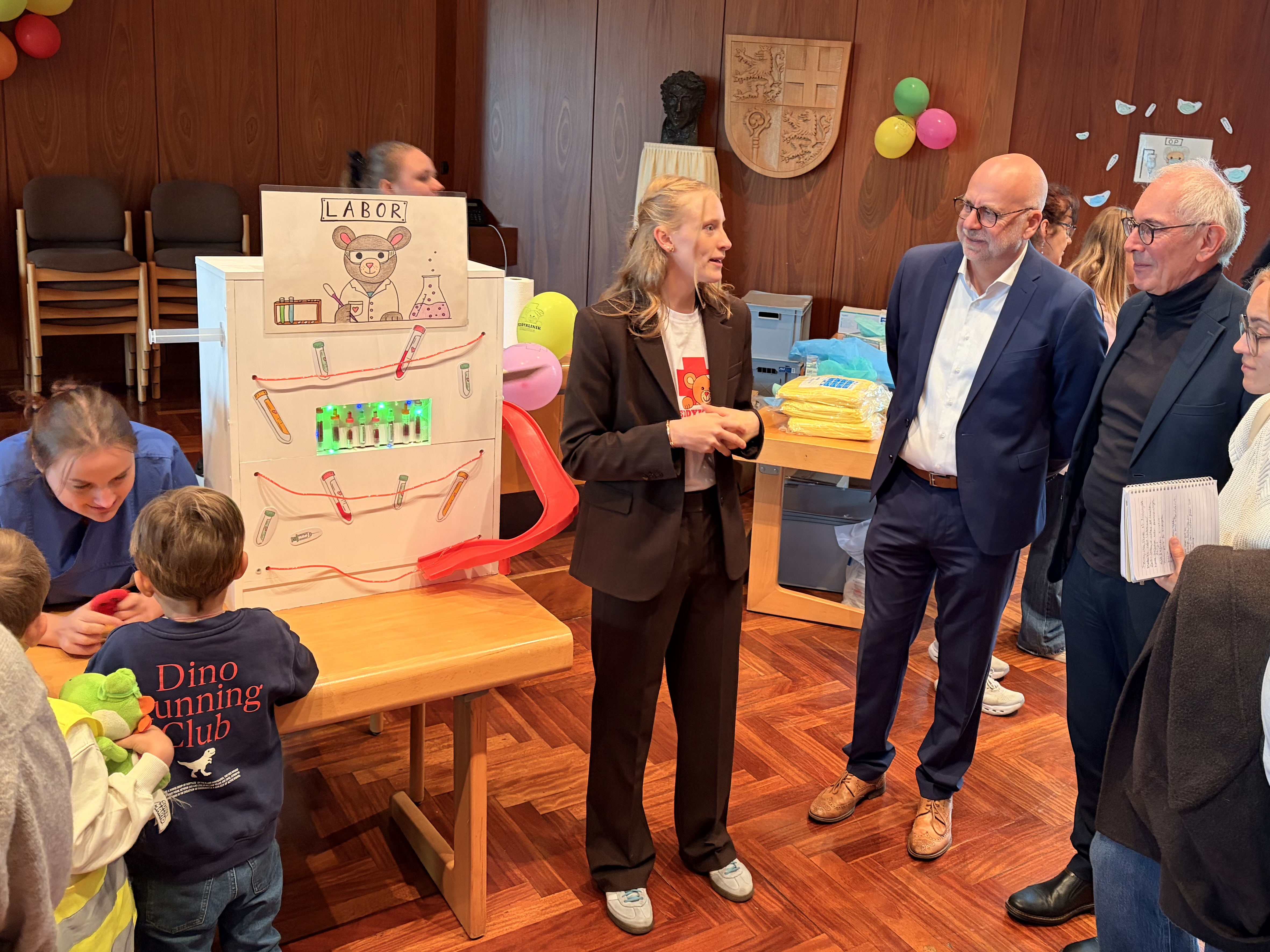 Teddyklinik erstmals im Homburger Rathaus zu Gast