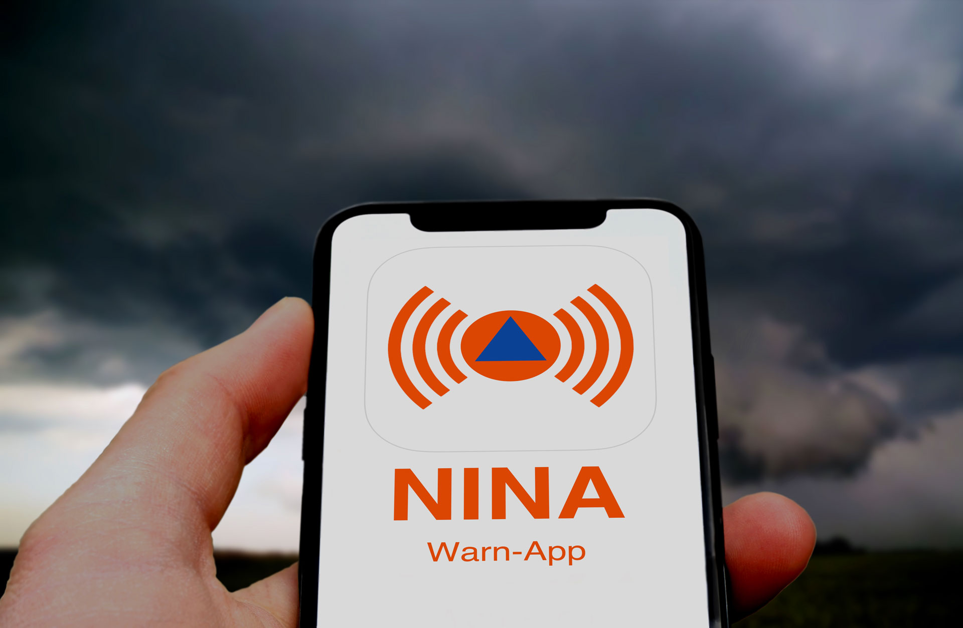 Smartphone mit NINA Unwetter App