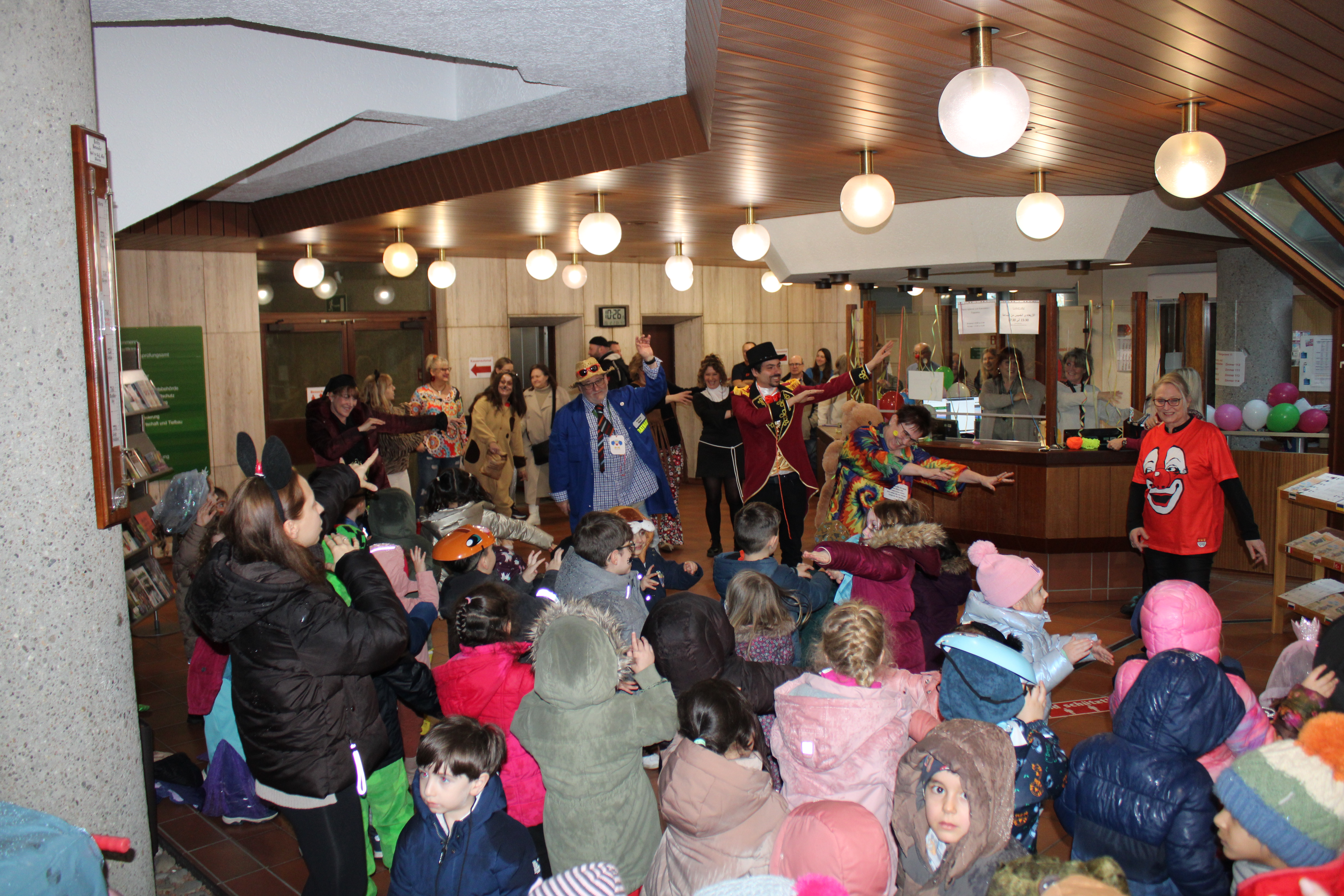 Kleine Närrinnen und Narren stürmten das Rathaus